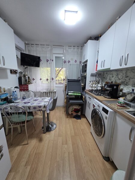 Titan, pe Barajul Sadului,10 minute metrou, bloc 1978, 2 gr sanitare, Minis