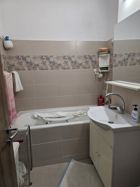 Titan, pe Barajul Sadului,10 minute metrou, bloc 1978, 2 gr sanitare, Minis