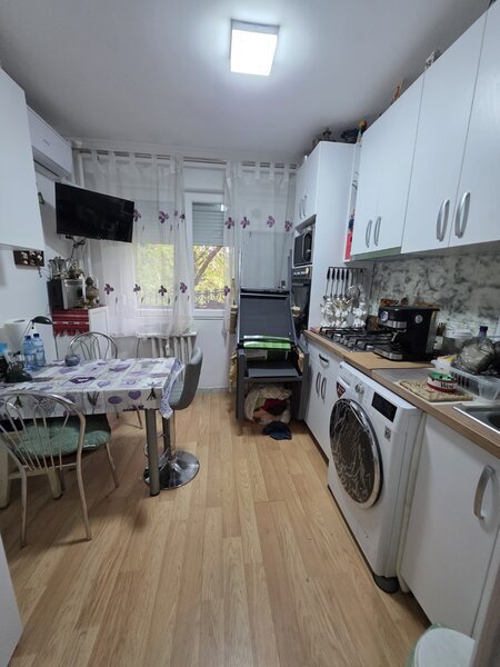 Titan, pe Barajul Sadului,10 minute metrou, bloc 1978, 2 gr sanitare, Minis